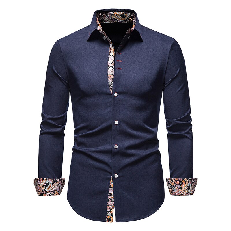 Chemise d’été pour homme Théophile bleu marine, coupe ajustée avec manches longues, boutons contrastés et détails imprimé paisley multicolore à l’intérieur du col, de la patte de boutonnage et des poignets.