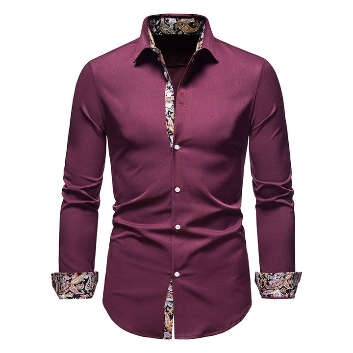 Chemise d’été pour homme Théophile bordeaux, coupe ajustée avec manches longues, boutons contrastés et détails imprimé paisley multicolore à l’intérieur du col, de la patte de boutonnage et des poignets.