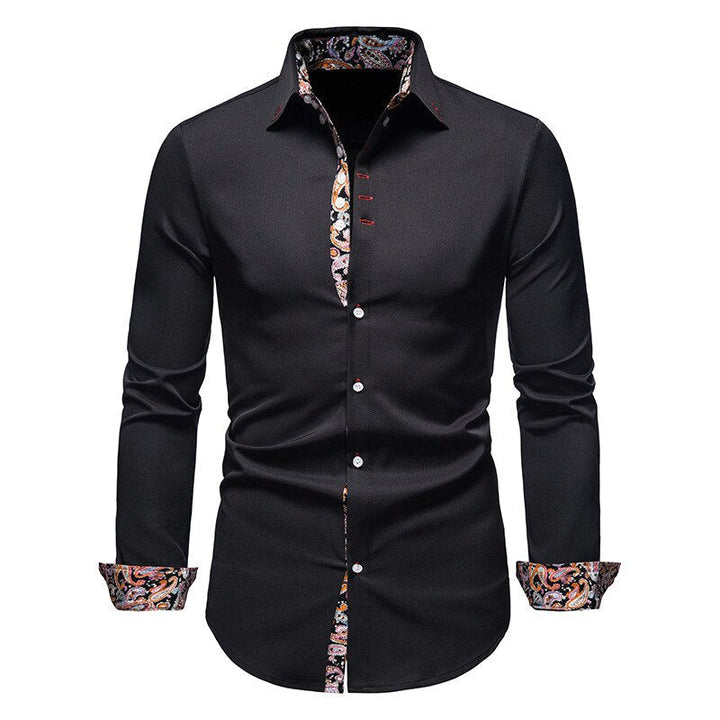 Chemise d’été pour homme Théophile noire, coupe ajustée avec manches longues, boutons contrastés et détails imprimé paisley coloré à l’intérieur du col, de la patte de boutonnage et des poignets.