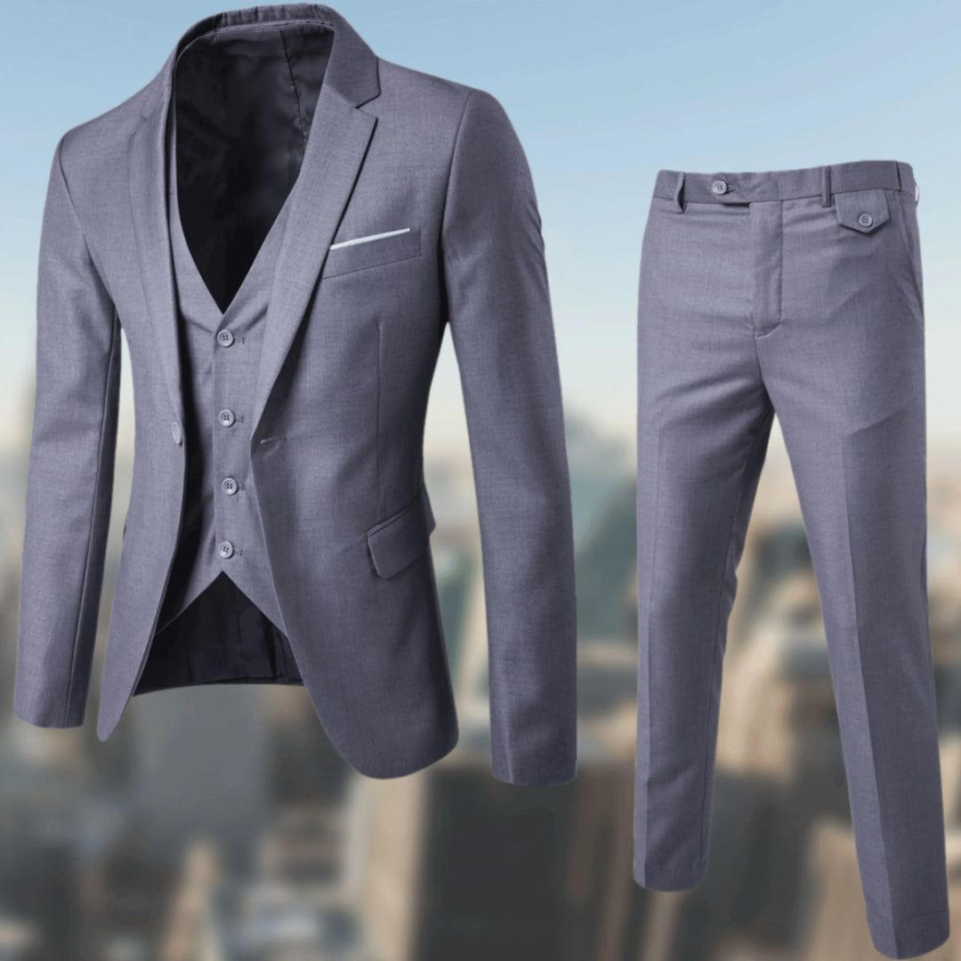 Costume Thaddeus chic pour homme, coupe moderne et finitions soignées adaptées aux mariages et cérémonies.