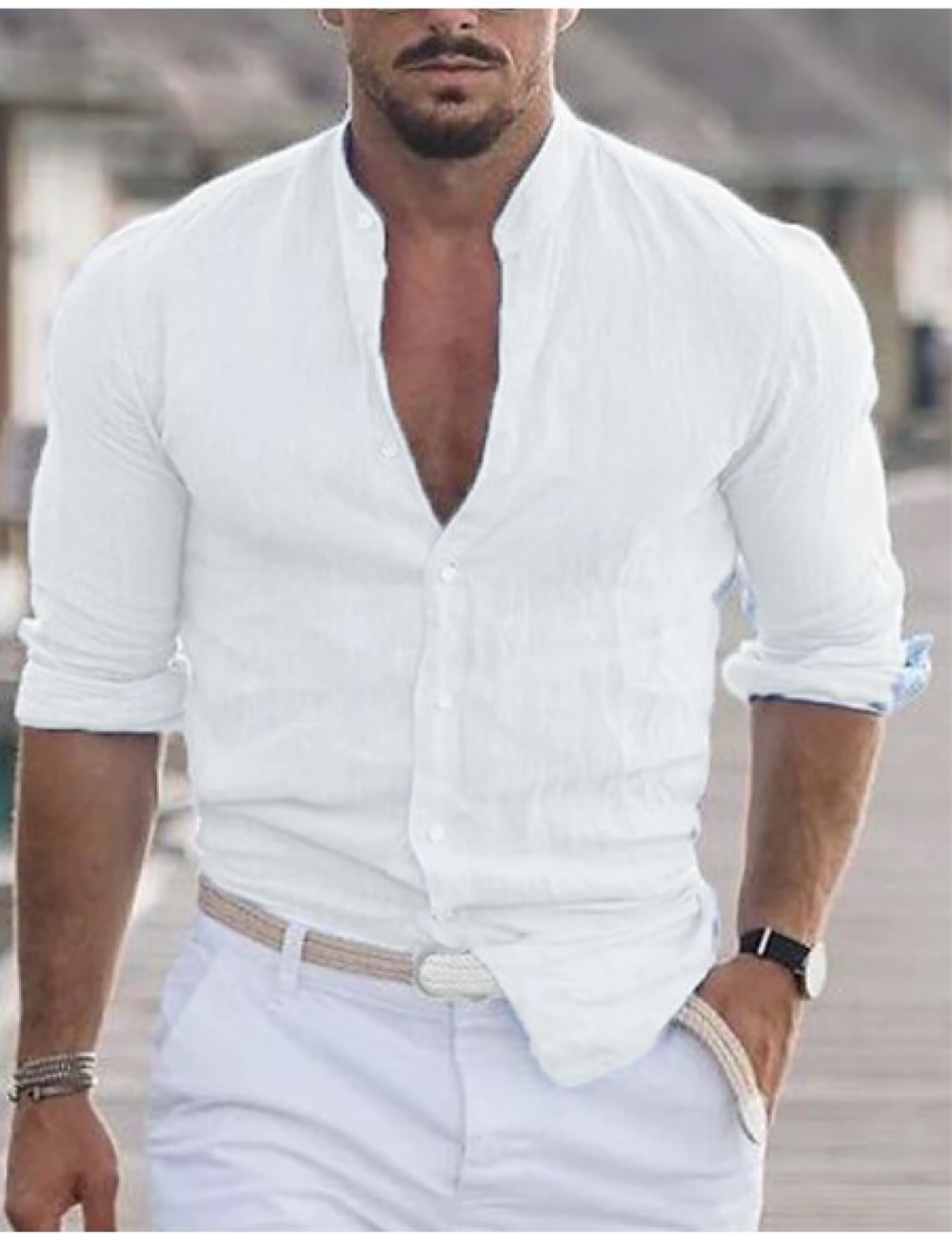 Homme portant la chemise Thayer blanche en lin à col montant, manches longues retroussées et boutons blancs, parfaite pour un style tendance et décontracté.