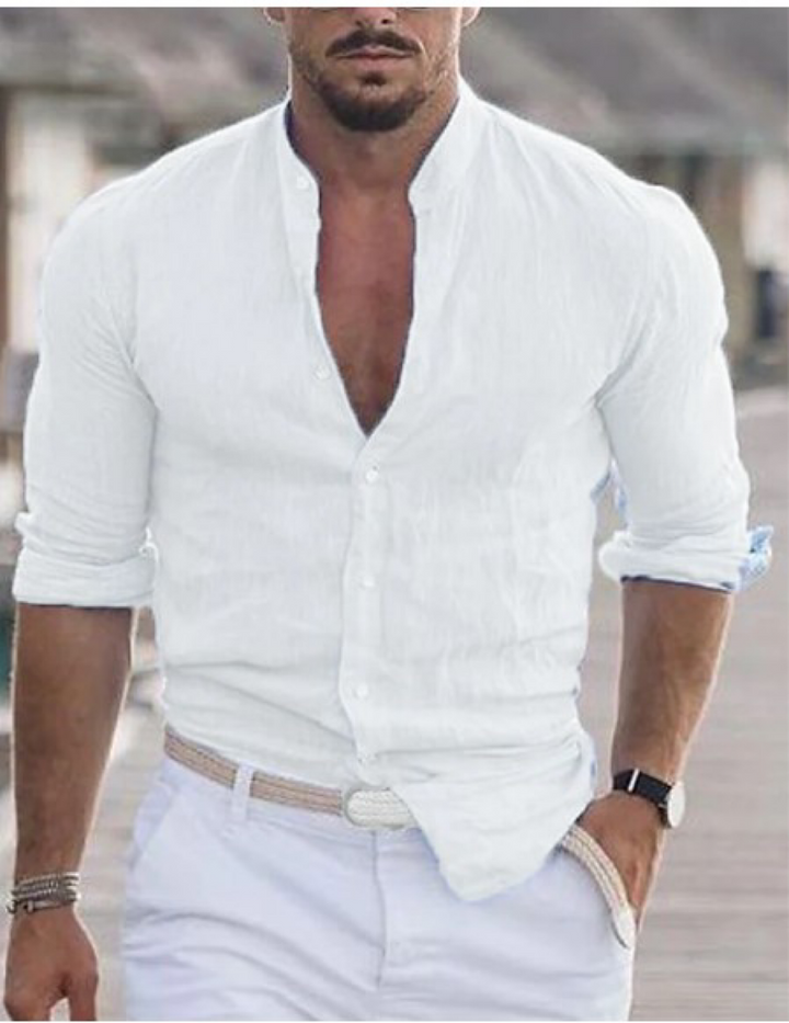 Homme portant la chemise Thayer blanche en lin à col montant, manches longues retroussées et boutons blancs, parfaite pour un style tendance et décontracté.