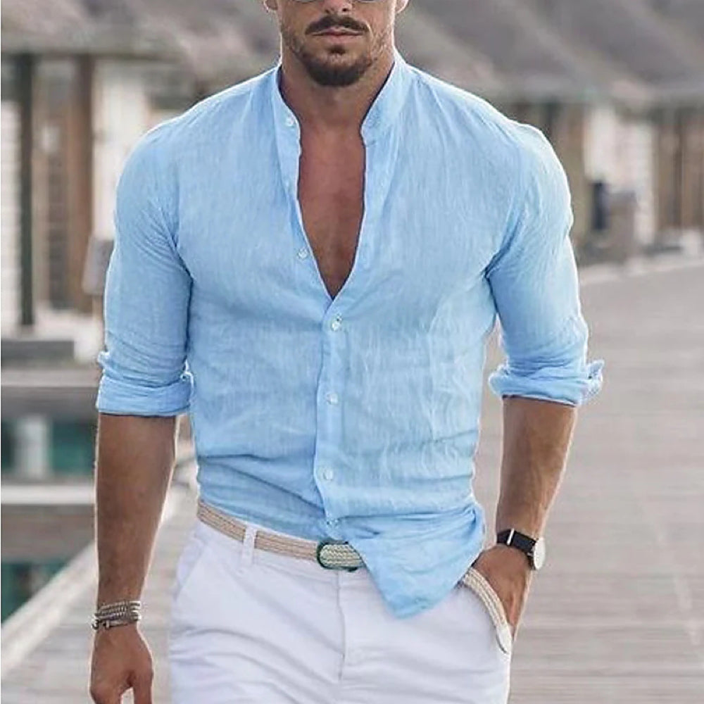 Homme portant la chemise Thayer bleu clair en lin à col montant, manches longues retroussées et boutons blancs, idéale pour un style tendance et décontracté.