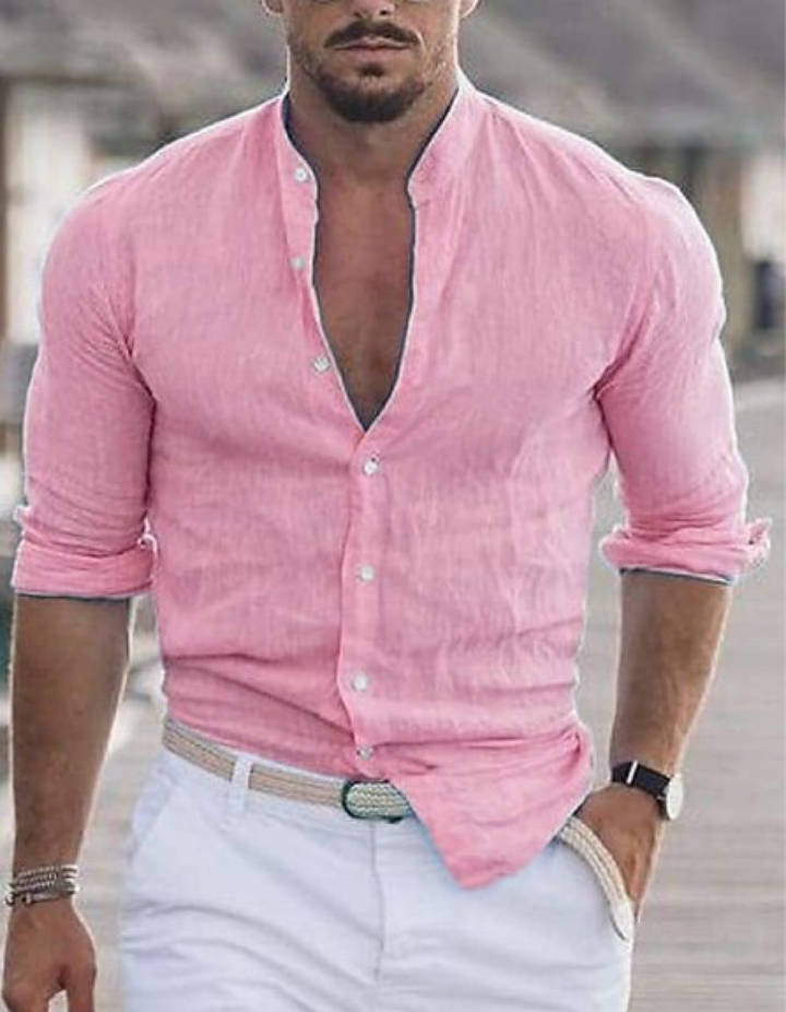 Homme portant la chemise Thayer rose en lin à col montant, manches longues retroussées et boutons blancs, parfaite pour un style tendance et décontracté.