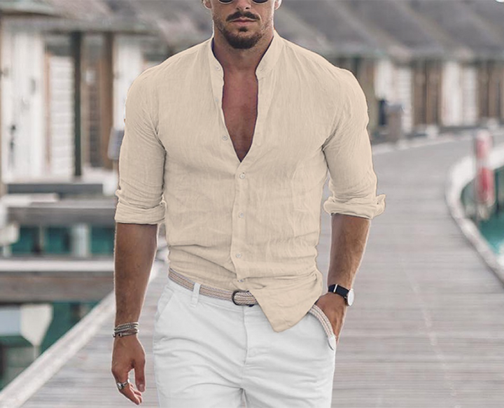 Homme portant la chemise Thayer beige en lin à col montant, manches longues retroussées et boutons blancs, idéale pour un style tendance et décontracté.