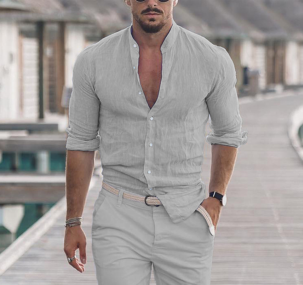 Homme portant la chemise Thayer grise en lin à col montant, manches longues retroussées et boutons blancs, parfaite pour un style tendance et décontracté.