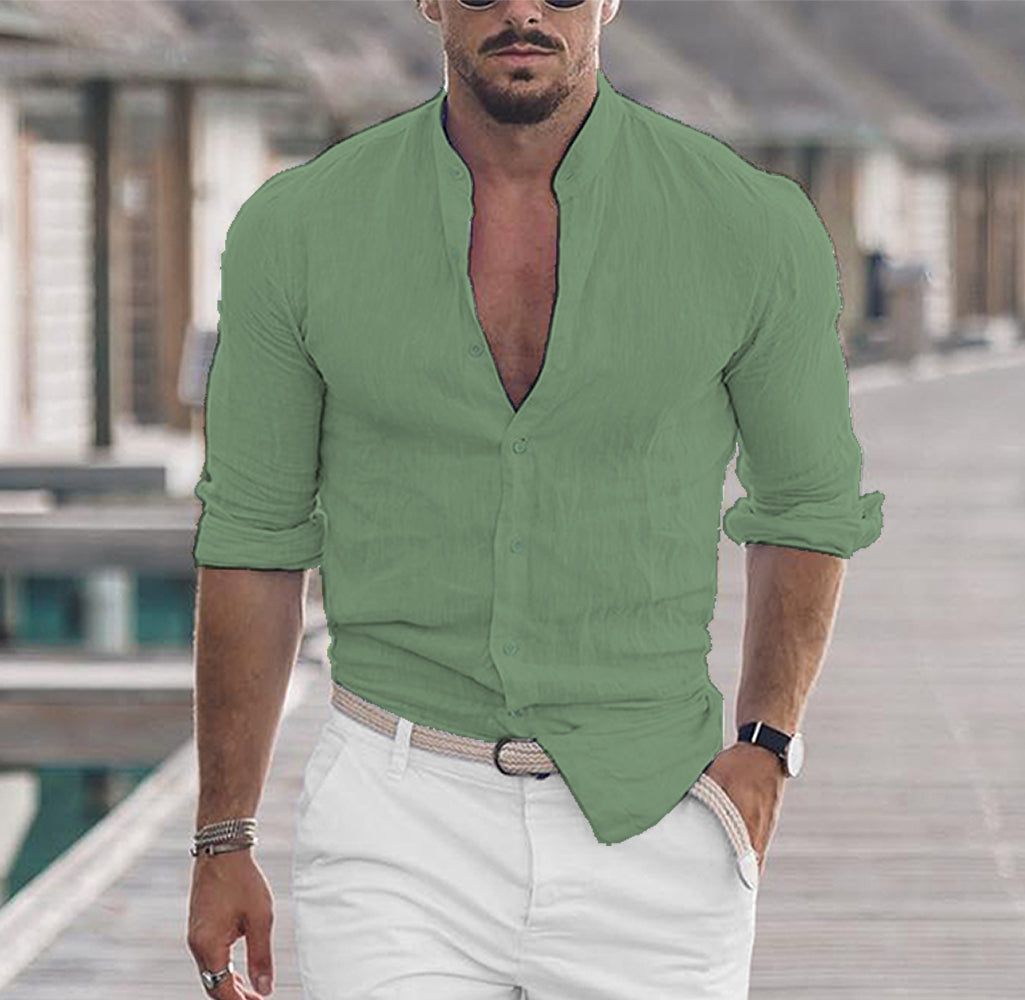 Homme portant la chemise Thayer vert sauge en lin à col montant, manches longues retroussées et boutons assortis, idéale pour un style tendance et décontracté.