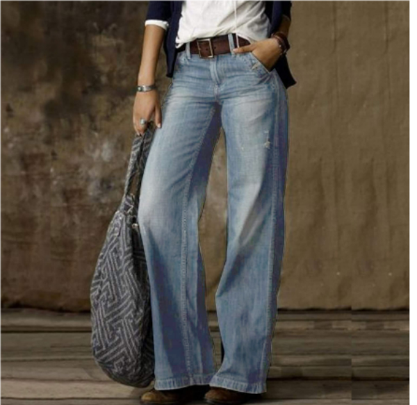 Femme portant un pantalon en jean droit bleu clair à coupe moderne, taille moyenne avec passants de ceinture, jambes longues et droites, offrant une allure décontractée et élégante, associé à une tenue casual chic et un sac porté à la main.