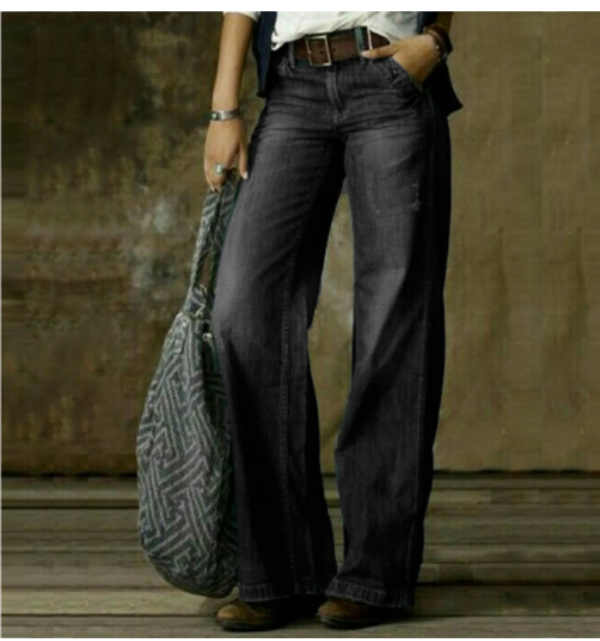 Femme portant un pantalon en jean droit gris foncé à coupe moderne, taille moyenne avec passants de ceinture, jambes longues et droites, offrant une allure sobre et élégante, associé à un sac cabas et une tenue casual chic.