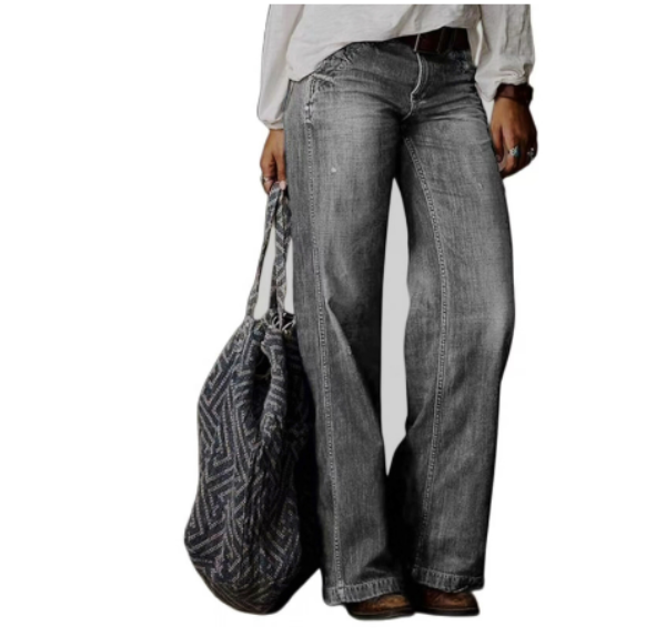 Femme portant un pantalon en jean droit gris à coupe moderne, taille moyenne avec coutures apparentes, jambes longues et droites, offrant une allure décontractée et élégante, accompagné d’un sac cabas texturé.