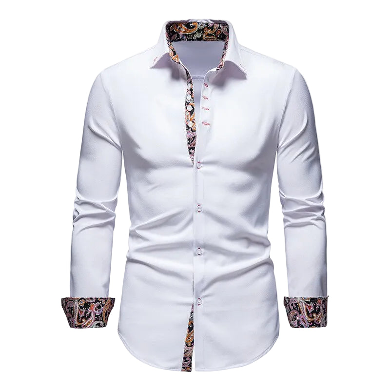 Chemise d’été pour homme Théophile blanche, coupe ajustée avec manches longues, boutons contrastés et détails imprimé paisley multicolore à l’intérieur du col, de la patte de boutonnage et des poignets.