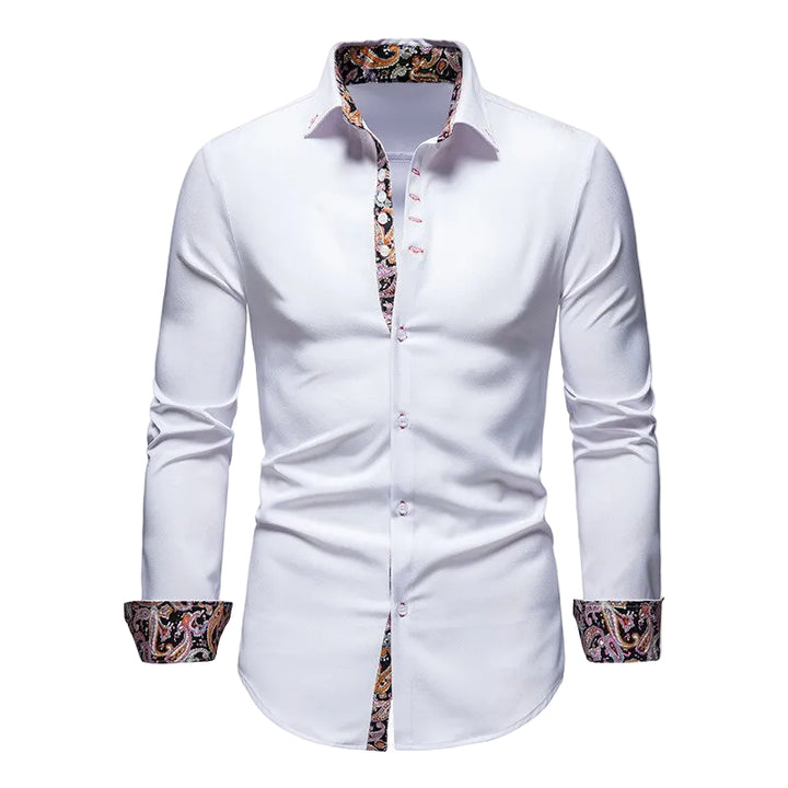 Chemise d’été pour homme Théophile blanche, coupe ajustée avec manches longues, boutons contrastés et détails imprimé paisley multicolore à l’intérieur du col, de la patte de boutonnage et des poignets.
