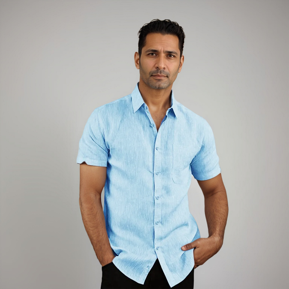 Homme portant la chemise à manches courtes Timeo bleu clair, au style moderne et estival, idéale pour un look tendance, frais et élégant.