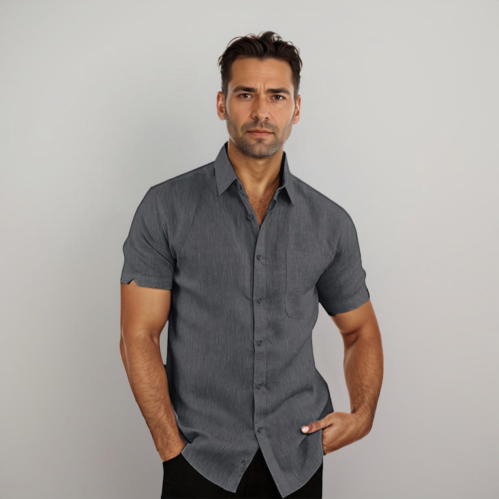 Homme portant la chemise à manches courtes Timeo gris foncé, au style moderne et ajusté, idéale pour une tenue tendance, élégante et confortable au quotidien.