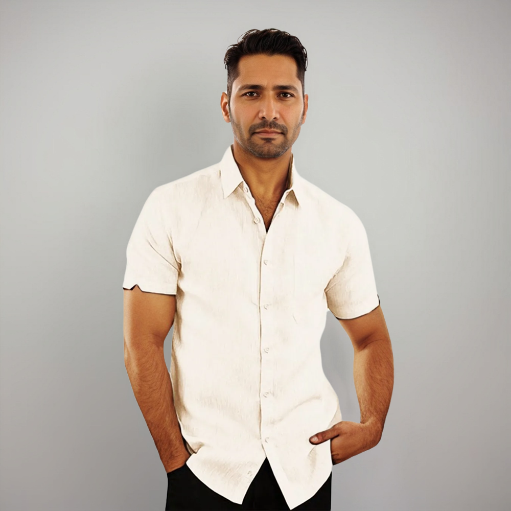 Homme portant la chemise à manches courtes Timeo, coupe moderne et élégante, idéale pour un style tendance et décontracté au quotidien.