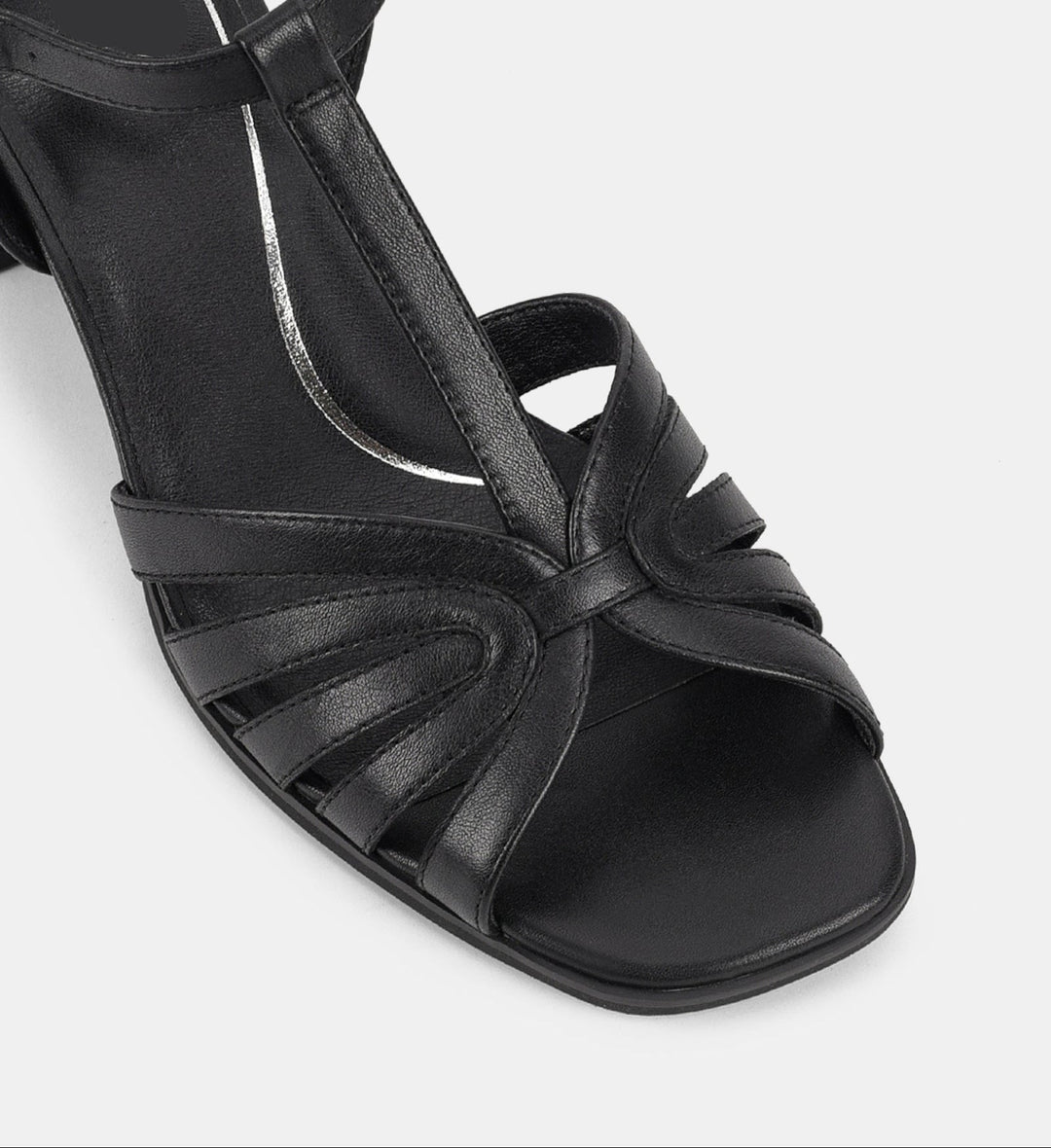 Vue rapprochée des sandales Tori à bride cheville et talon bloc pour femmes. Détail des lanières croisées en cuir, offrant une coupe élégante et moderne avec un design soigné pour un confort optimal.