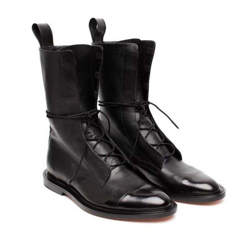 Paire de bottines cheville pour femme en cuir noir avec lacets, tige mi-haute et finition brillante sur l’avant, présentées sur fond blanc, au style tendance et élégant.