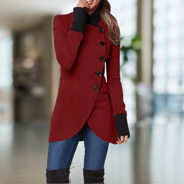 Manteau Cindi asymétrique pour femme, coupe distinctive et matière chaude adaptée à l'hiver.