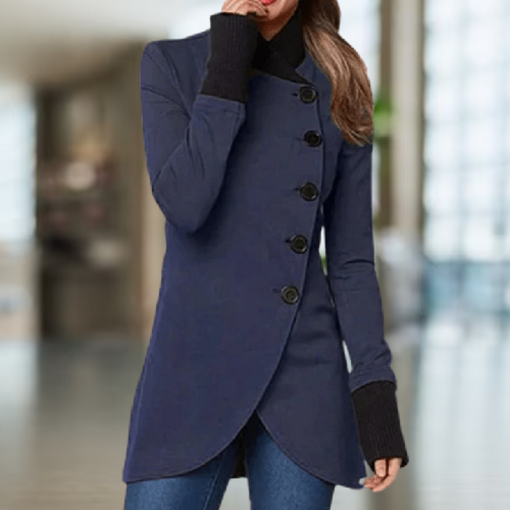 Manteau Cindi asymétrique pour femme, coupe distinctive et matière chaude adaptée à l'hiver.