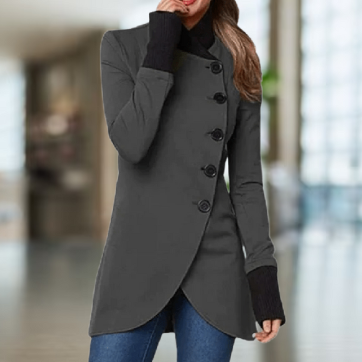 Manteau Cindi asymétrique pour femme, coupe distinctive et matière chaude adaptée à l'hiver.