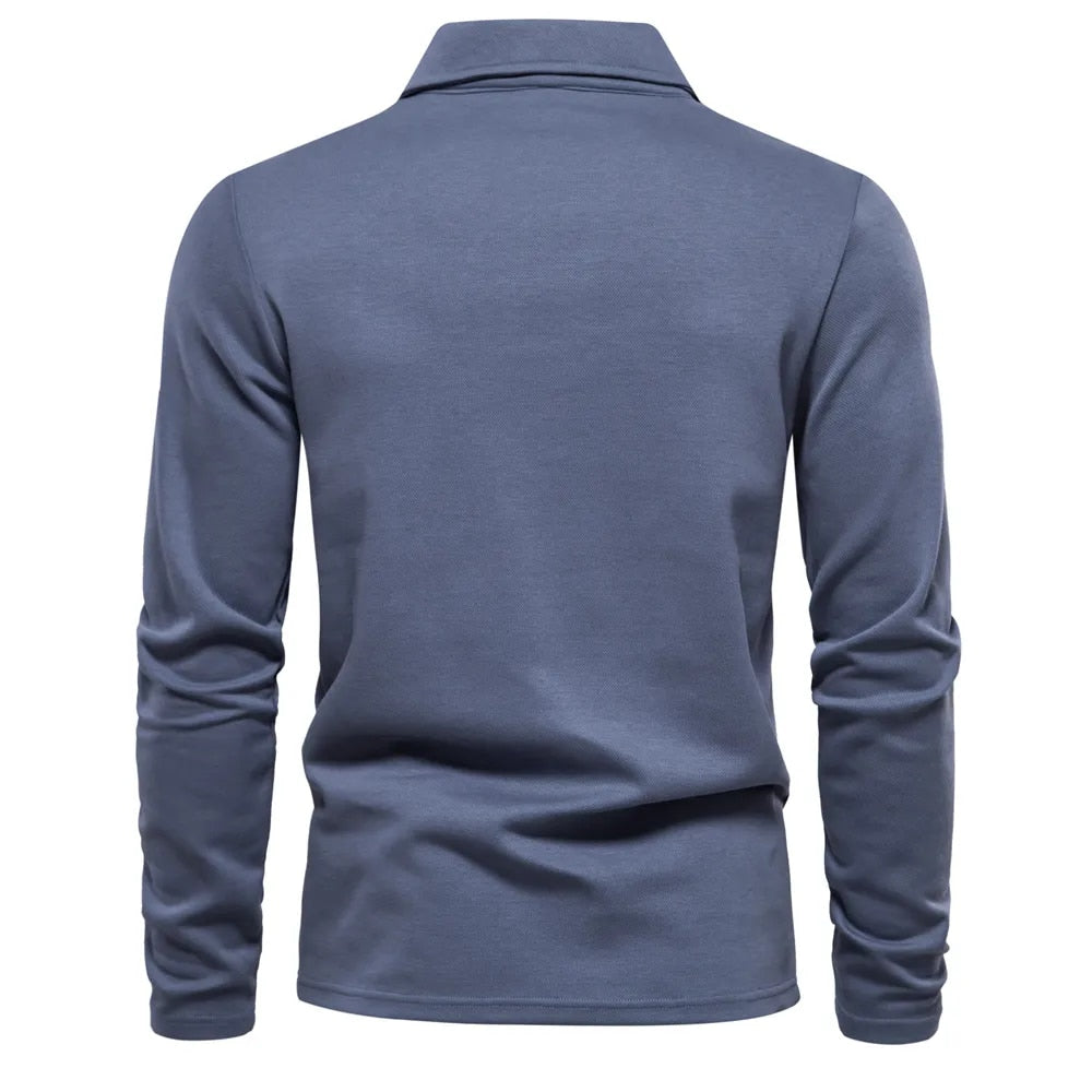 Vue arrière d’un polo homme bleu à manches longues, coupe ajustée et style moderne, avec col classique et design épuré.