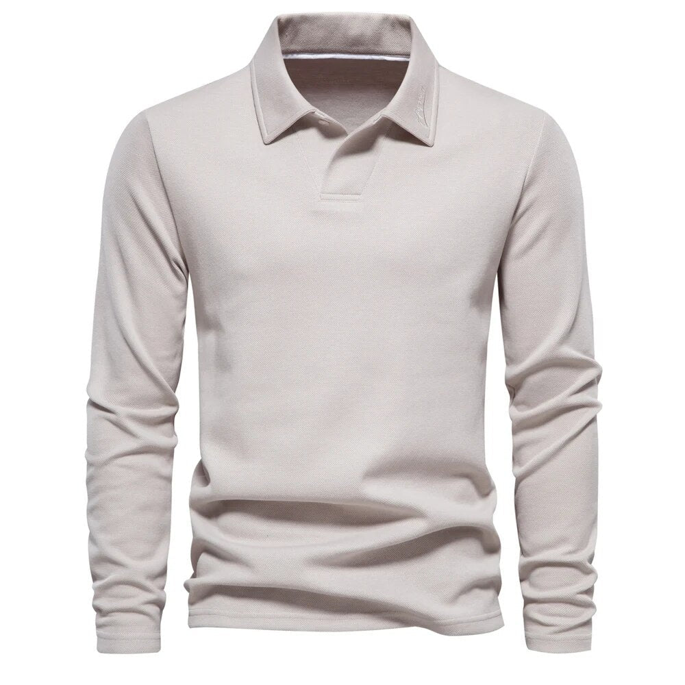 Polo homme beige clair à manches longues, coupe ajustée et style moderne, avec col classique et finition minimaliste.