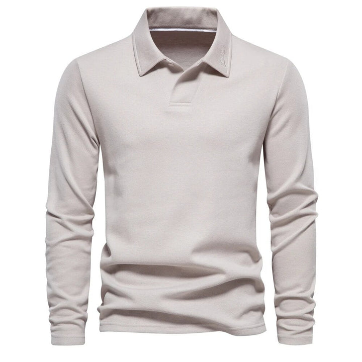 Polo homme beige clair à manches longues, coupe ajustée et style moderne, avec col classique et finition minimaliste.