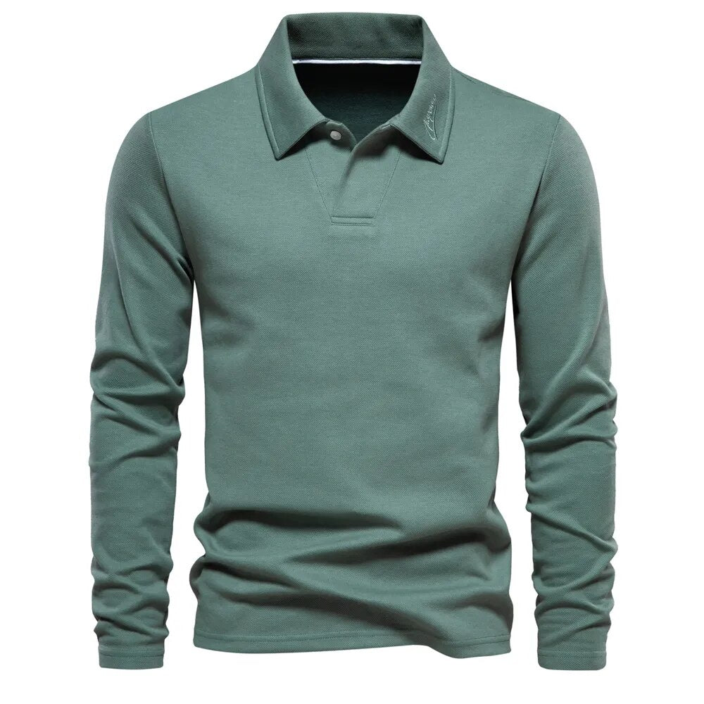 Polo homme vert à manches longues, coupe ajustée et style moderne, avec col classique et design épuré.