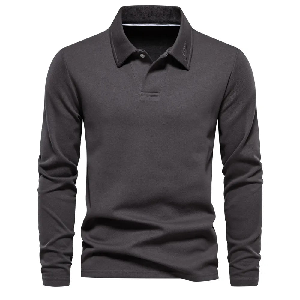 Polo homme gris foncé à manches longues, coupe ajustée et design moderne, avec col classique et finition épurée.