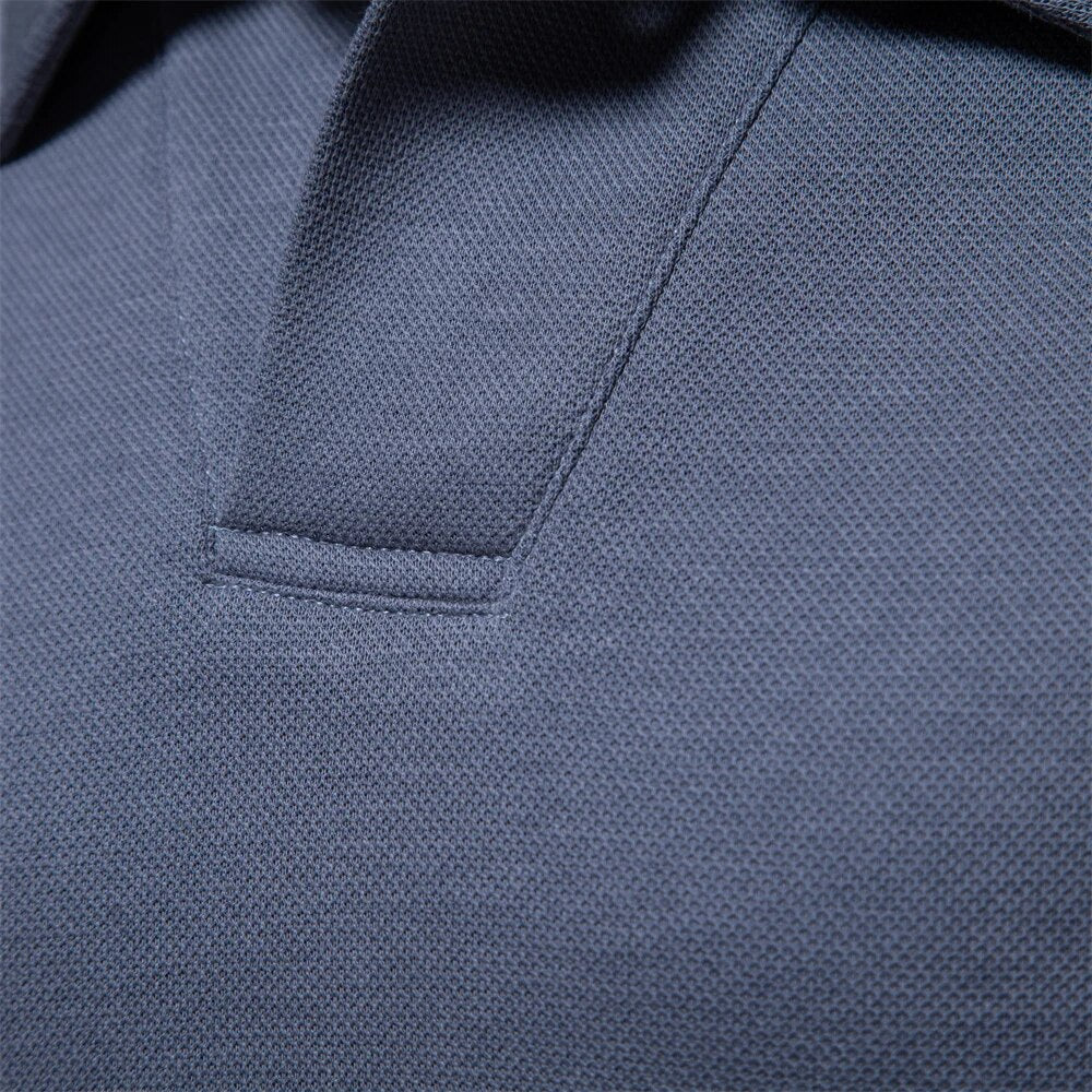 Détail du col du polo homme bleu, avec une coupe propre et élégante, souligné par des coutures soignées et un design moderne