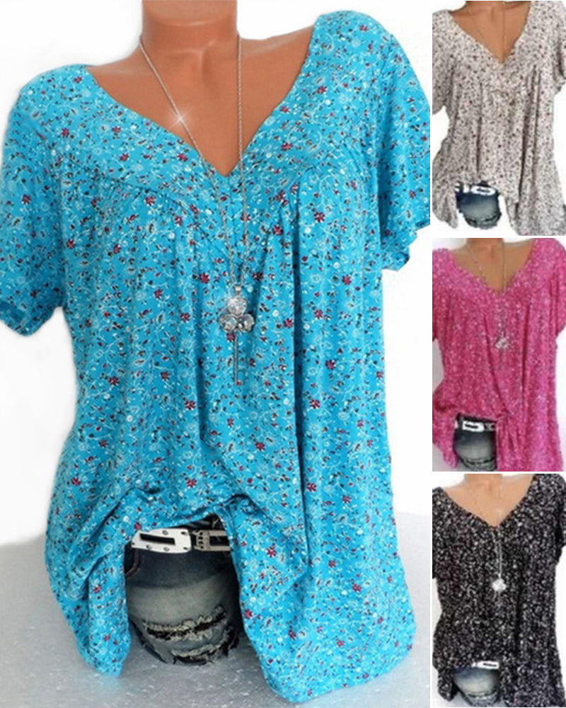 Blouse Verity pour femme à manches courtes, coupe ample et fluide avec col V, imprimé fleuri moderne bleu turquoise, portée avec un jean  autres coloris visibles en aperçu beige, rose et noir.