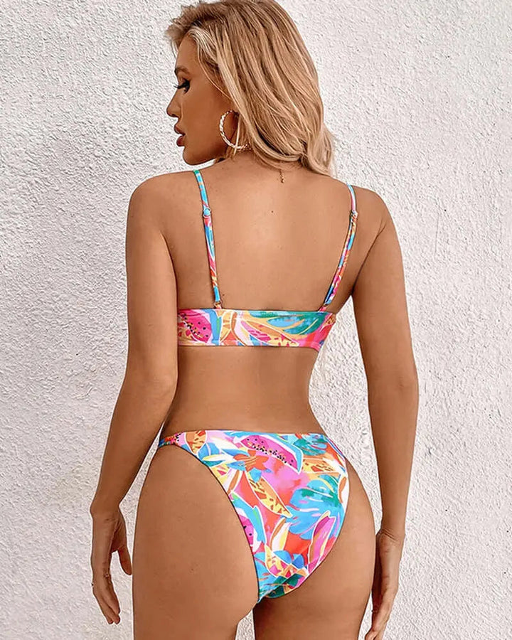 Bikini tendance pour femme Victoria vue de dos d’un ensemble deux pièces à motif floral tropical coloré, avec fines bretelles et coupe échancrée, offrant un style moderne et estival.