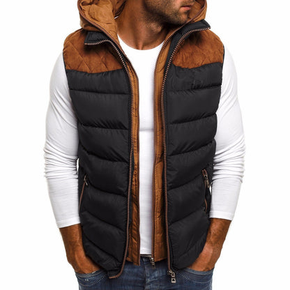 Un homme portant un gilet matelassé noir et marron avec une capuche, doté de panneaux matelassés sur les épaules et de poches latérales, associé à une chemise à manches longues blanche, conçu pour offrir de la chaleur en hiver et pour les activités de plein air.