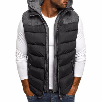 Un homme portant un gilet chauffant noir avec une capuche et des panneaux matelassés sur les épaules, associé à une chemise à manches longues blanche, mettant en valeur le design élégant et fonctionnel, idéal pour l'hiver.