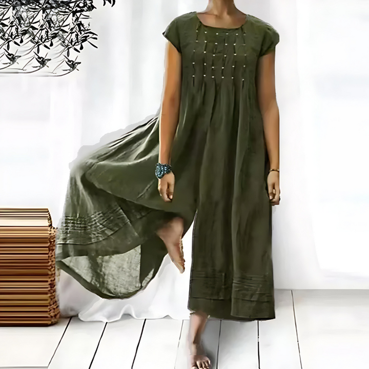 Une robe longue et fluide pour femme, de couleur olive, avec des broderies fines sur le devant, offrant une silhouette décontractée et élégante, idéale pour les journées estivales.