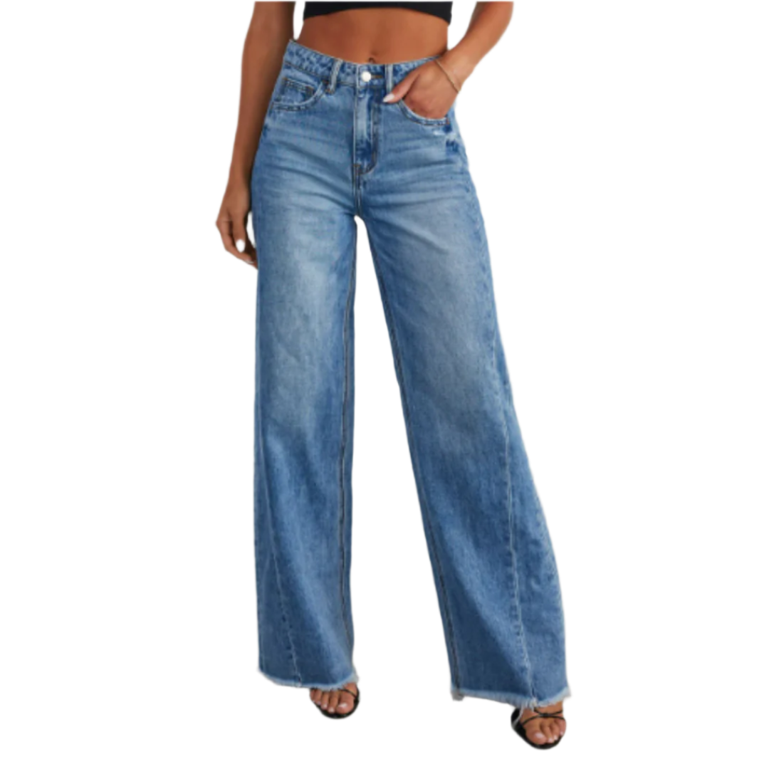 Pantalon taille haute Winifred pour femme en jean bleu clair, coupe large tendance, porté avec un crop top noir et des sandales.