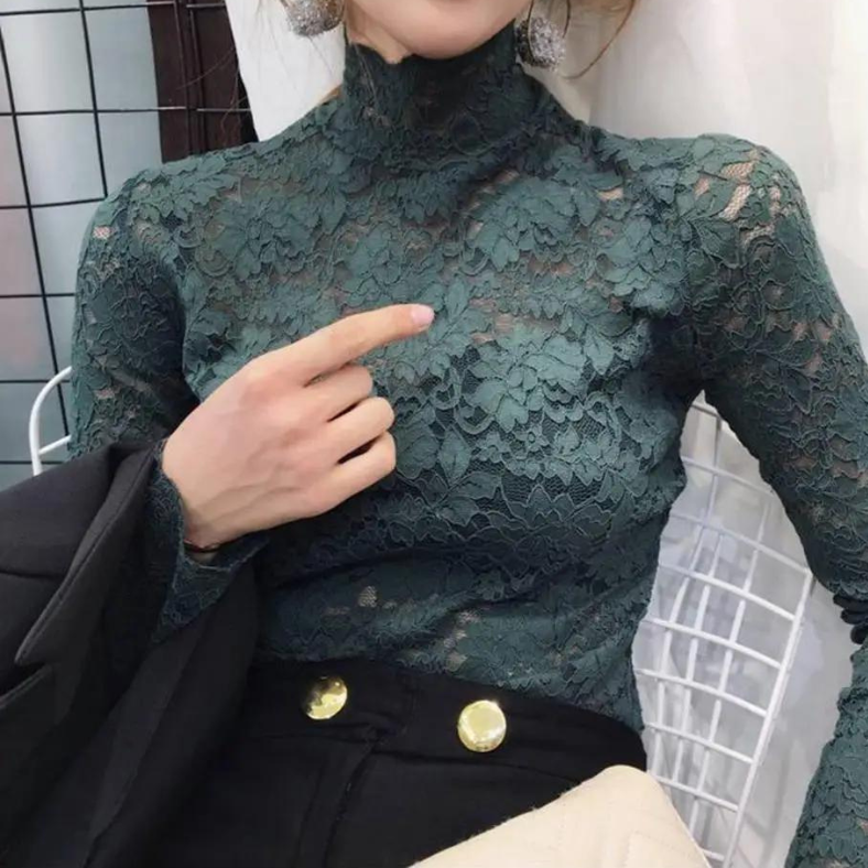 Haut en dentelle pour femme vert foncé, à manches longues et col montant, coupe ajustée avec motifs floraux élégants, style tendance et sophistiqué.