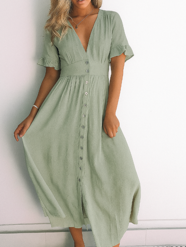 Robe midi d'été Wren pour femme, portée par un modèle avec des manches à volants et une coupe fluide. Détails des boutons sur le devant et une allure estivale parfaite pour un look chic et décontracté.