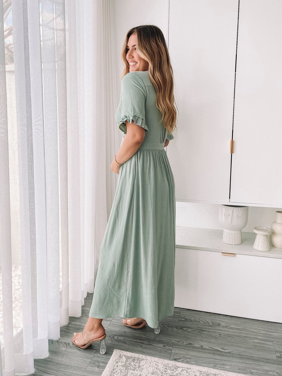 Robe midi d'été Wren pour femme. Vue arrière mettant en valeur la coupe fluide et le design élégant avec des manches à volants, parfaite pour un look estival et confortable.