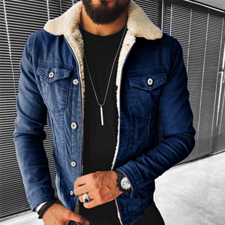 Veste en denim vintage pour homme avec col en fausse fourrure, présentant une fermeture à boutons classique et des poches sur la poitrine, portée avec un t-shirt pour un look décontracté et stylé.