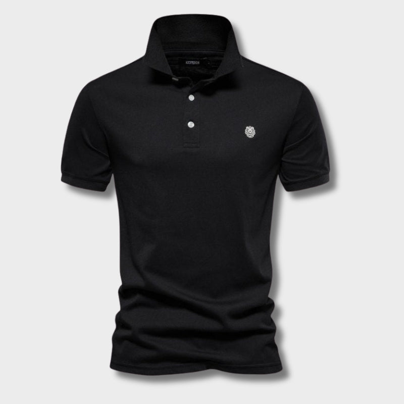 Polo homme noir à coupe ajustée, design intemporel et élégant, avec col classique, patte de boutonnage et logo discret sur la poitrine modèle Wulfric tendance.