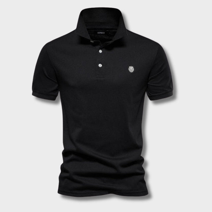 Polo homme noir à coupe ajustée, design intemporel et élégant, avec col classique, patte de boutonnage et logo discret sur la poitrine modèle Wulfric tendance.