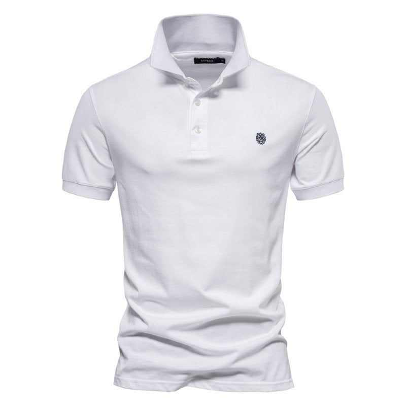 Polo homme blanc à coupe ajustée, style intemporel et élégant, avec col classique, patte de boutonnage et logo discret sur la poitrine.