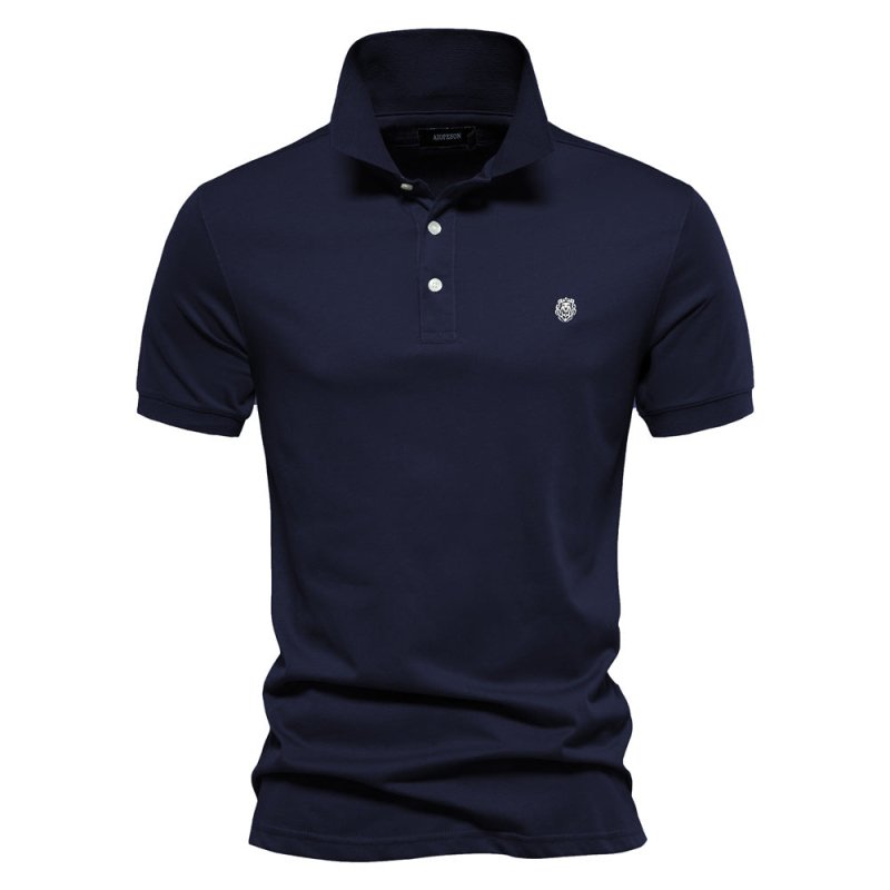 Polo homme bleu marine à coupe ajustée, design intemporel et élégant, avec col classique, patte de boutonnage et logo discret sur la poitrine.