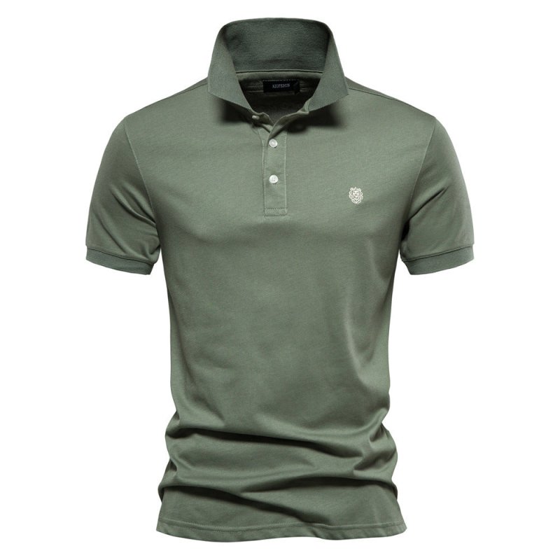 Polo homme vert kaki à coupe ajustée, style intemporel et moderne, avec col classique, patte de boutonnage et logo discret sur la poitrine.
