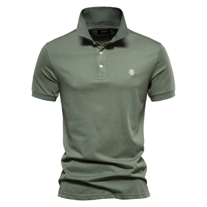 Polo homme vert kaki à coupe ajustée, style intemporel et moderne, avec col classique, patte de boutonnage et logo discret sur la poitrine.