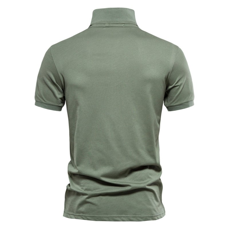 Vue arrière d’un polo homme vert kaki à coupe ajustée, style intemporel et épuré, manches courtes et col classique modèle Wulfric tendance.
