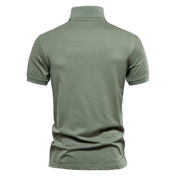 Vue arrière d’un polo homme vert kaki à coupe ajustée, style intemporel et épuré, manches courtes et col classique modèle Wulfric tendance.