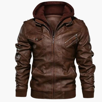 Veste en cuir marron avec capuche intégrée, dotée de fermetures éclair et de poches sur le devant. Le design combine un aspect élégant et fonctionnel, parfait pour les journées froides. La capuche en tissu contraste avec le cuir pour un style unique.