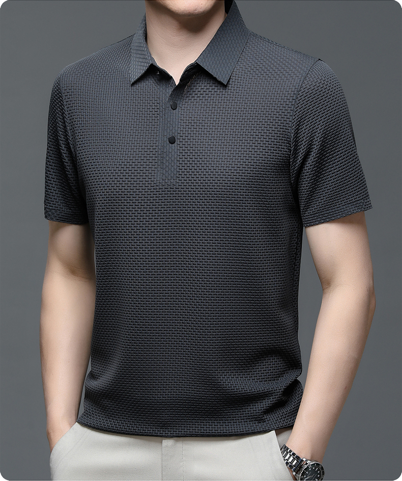 Un polo noir en maille légère et texturée, avec un col classique et des boutons contrastés. Idéal pour un look chic et décontracté, ce polo combine confort et style moderne, parfait pour toutes les occasions.